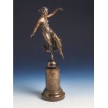 Küchler, Rudolf (1867/Wien - 1954), Bronzefigur, balancierendes Mädchen auf einer Kugel,sign., auf