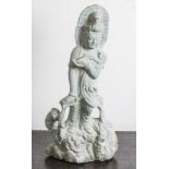 Stehende Guanyinfigur, aus grünl. Stein (vermutlich Jade) gearbeitet. H. ca. 62 cm.Mindestpreis: 150