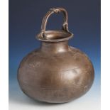 Henkeltopf aus Bronze, wohl Burma, 18./19. Jahrh., Henkel mittig als Zopf gearbeitet,kleine Delle am