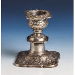 Kerzenhalter, Silber 13-lötig, gemarkt: 13 u. Wappenschild (undeutl.), gegossen,balustrierter Schaft