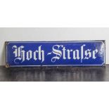 Altes Straßenschild, Email, Hoch Straße, wohl Mainz, 1920/30er Jahre. Ca. 21 x 77 cm.Mindestpreis: