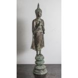 Stehender Buddha, Thailand 20. Jahrhundert, Bronze, patiniert, feingliedrig, mit