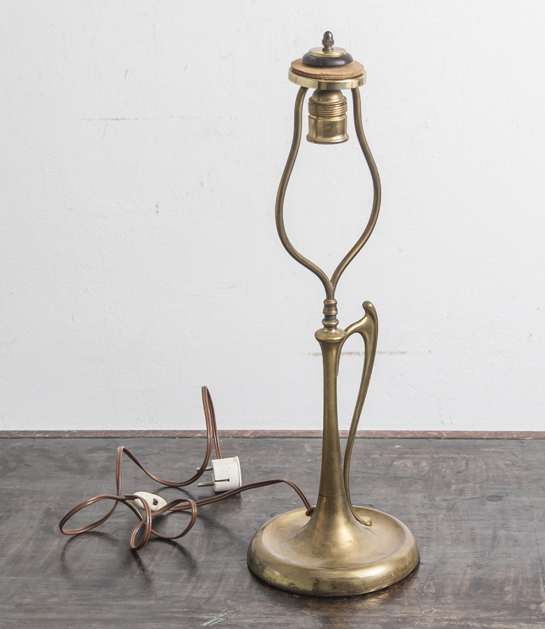 Tischlampe, Jugendstil, Messing, H. ca. 57,5 cm, Elektrifiziert. O. Schirm.Mindestpreis: 30 EUR