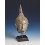 Buddhakopf, Bronze, wohl Thailand, Alter unbek. Die Haare gelockt, mit geflammterUshnisha. H. ca. 21