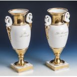 Paar Freundschaftsvasen, Empire-Stil, wohl um 1900. Glasiertes Weißporzellan mitVergoldung. Die