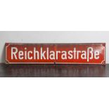 Altes Straßenschild,  Email (rot), Reichsklarastraße, Mainz, wohl 1920/30er Jahre. Ca. 18x 84 cm.