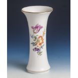 Meissen, Schwertermarke, Vase, 20. Jahrh., Trompetenform m. polychrom gemaltenBlumendekor, Goldrand.