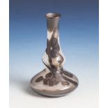 Cameoglas-Vase, Damon Paris wohl für Daum Frères & Cie, um 1900, farbloses Glas mitOpalunterfang und