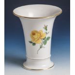 Meissen, Schwertermarke, Vase, Kraterform, Dekor "Gelbe Rose" m. Goldrand. H. ca. 17 cm.