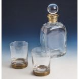 Whiskey-Set, 20. Jahrhundert, Karaffe und zwei Gläser, farbloses Glas mit