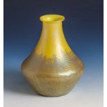 Vase, Johann Lötz Witwe, Dekor 1925, citronengelb Ausführung 227 Federn. Farbloses Glas,citronengelb