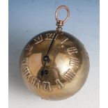 Uhr in Kugelform, Federaufziehwerk, Gehäuse Messing, wohl 1920/30er Jahre. Ø ca. 9 cm(Fkt. nicht