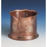 Tischflaschenhalter, um 1900, Kupfer, Wandung getrieben m. Weintraubendekor. Ø ca. 11 cm,H. ca. 9,
