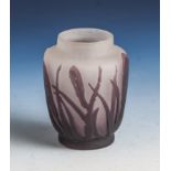 Kleine Vase, wohl Emile Gallé, Nancy um 1900, farbloses Glas, violett überfangen mitgeätztem Dekor