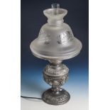 Petroleumlampe, Historismus, um 1880/90, Zinkguss, Schirm aus klarem Glas, teilssatiniert. H. ca. 47