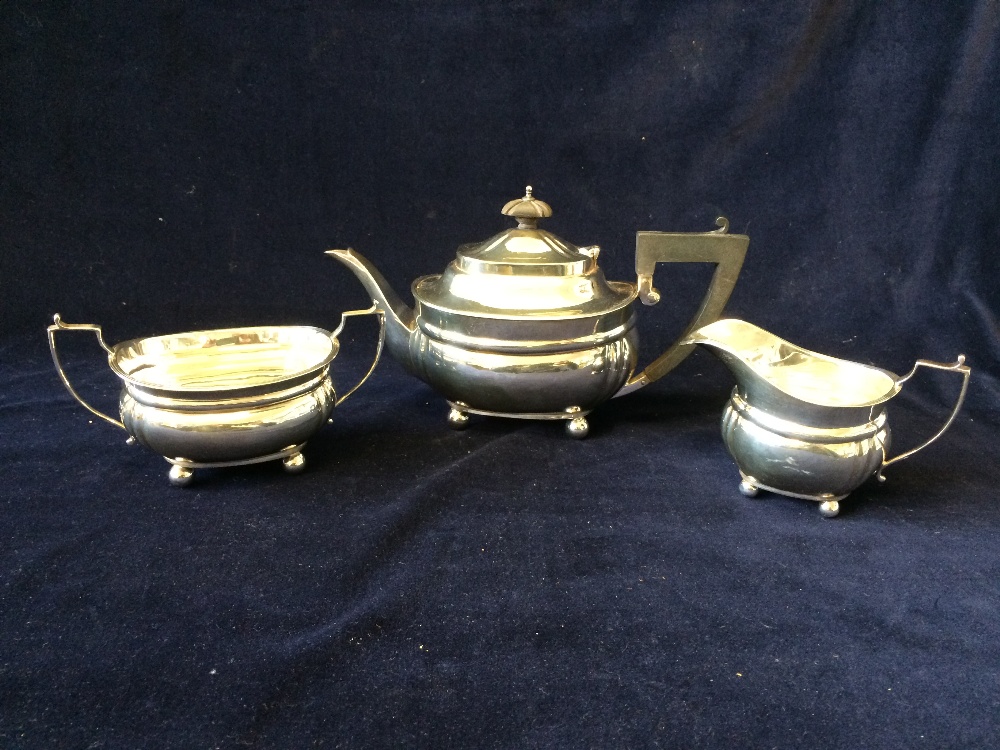 Silver Teapot, milk jug, sugar bowl, by Hardy Brothers. Hallmarked Birmingham 1942 (610 grms)