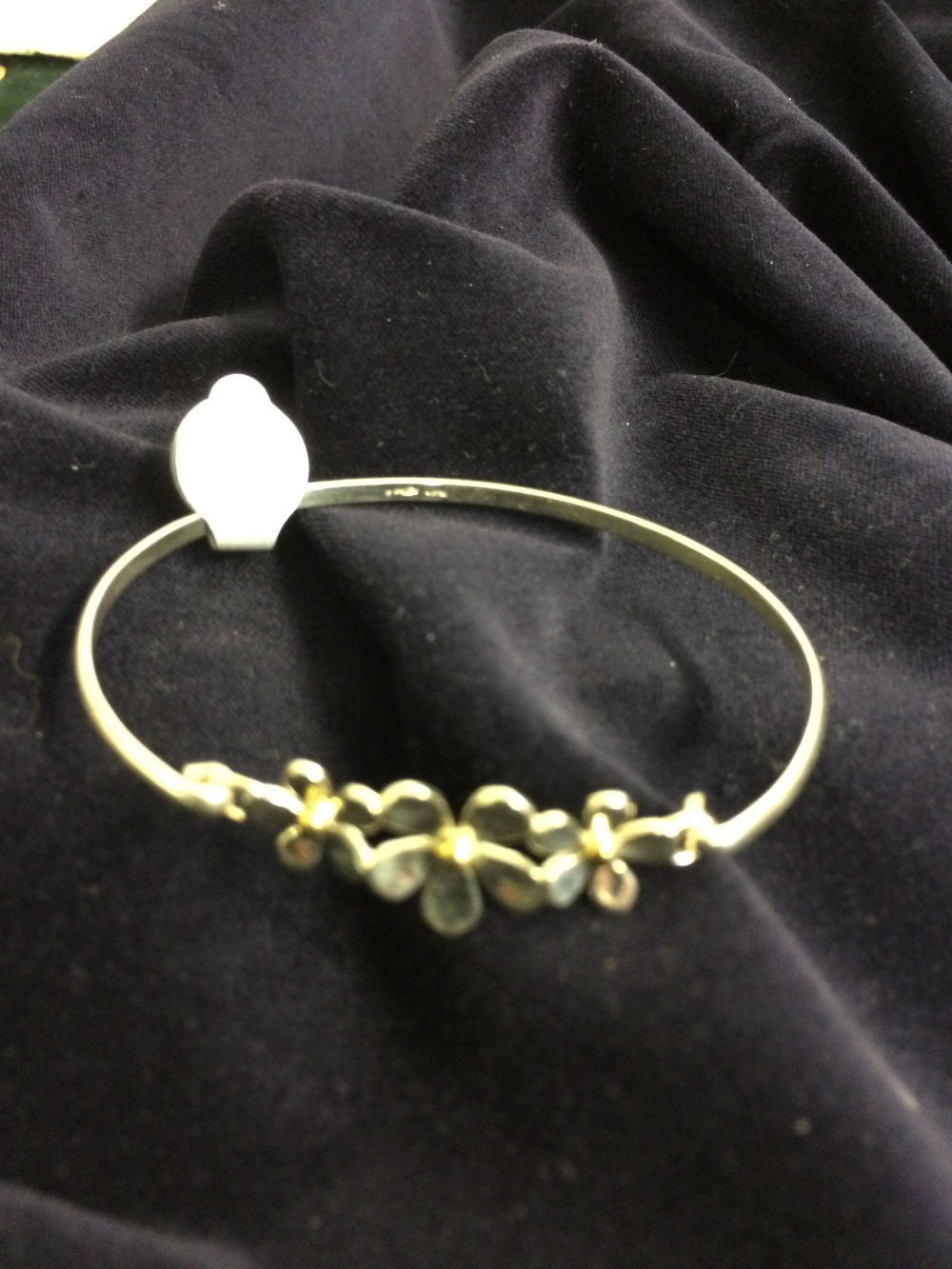 Silver bangle with daisy