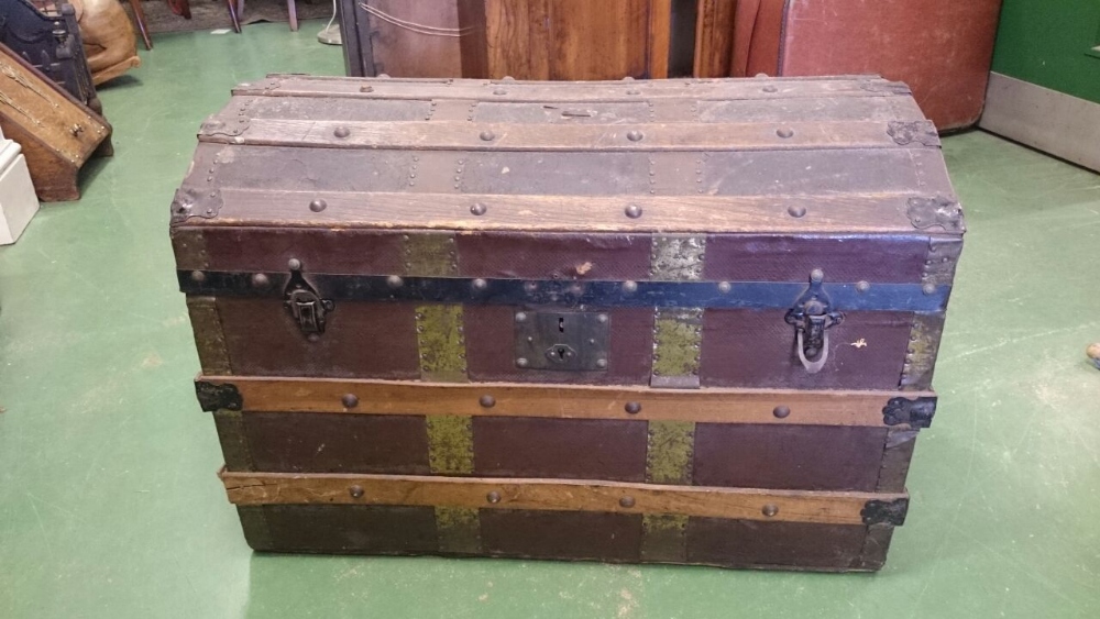 A medium sized pirate's (style!) chest.