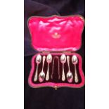 Set of 6 Victorian hallmarked silver tea spoons and sugar nip. London 1899/1900 87 grams