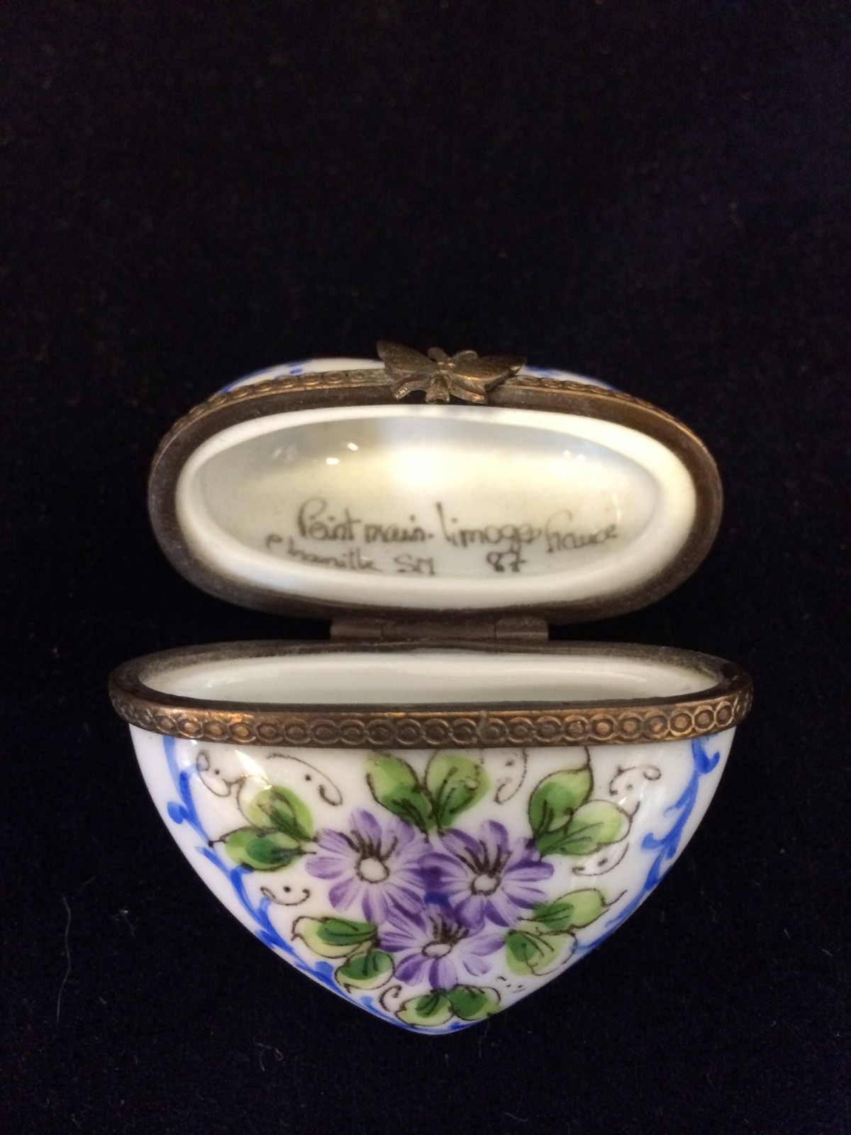 Blue and White floral box heart  with a butterfly clasp Peint Main Limoges France 87 - Image 3 of 3