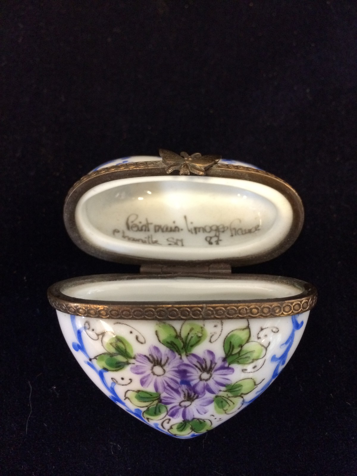 Blue and White floral box heart  with a butterfly clasp Peint Main Limoges France 87 - Image 2 of 3