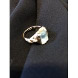 An aquamarine and gold ring (I)