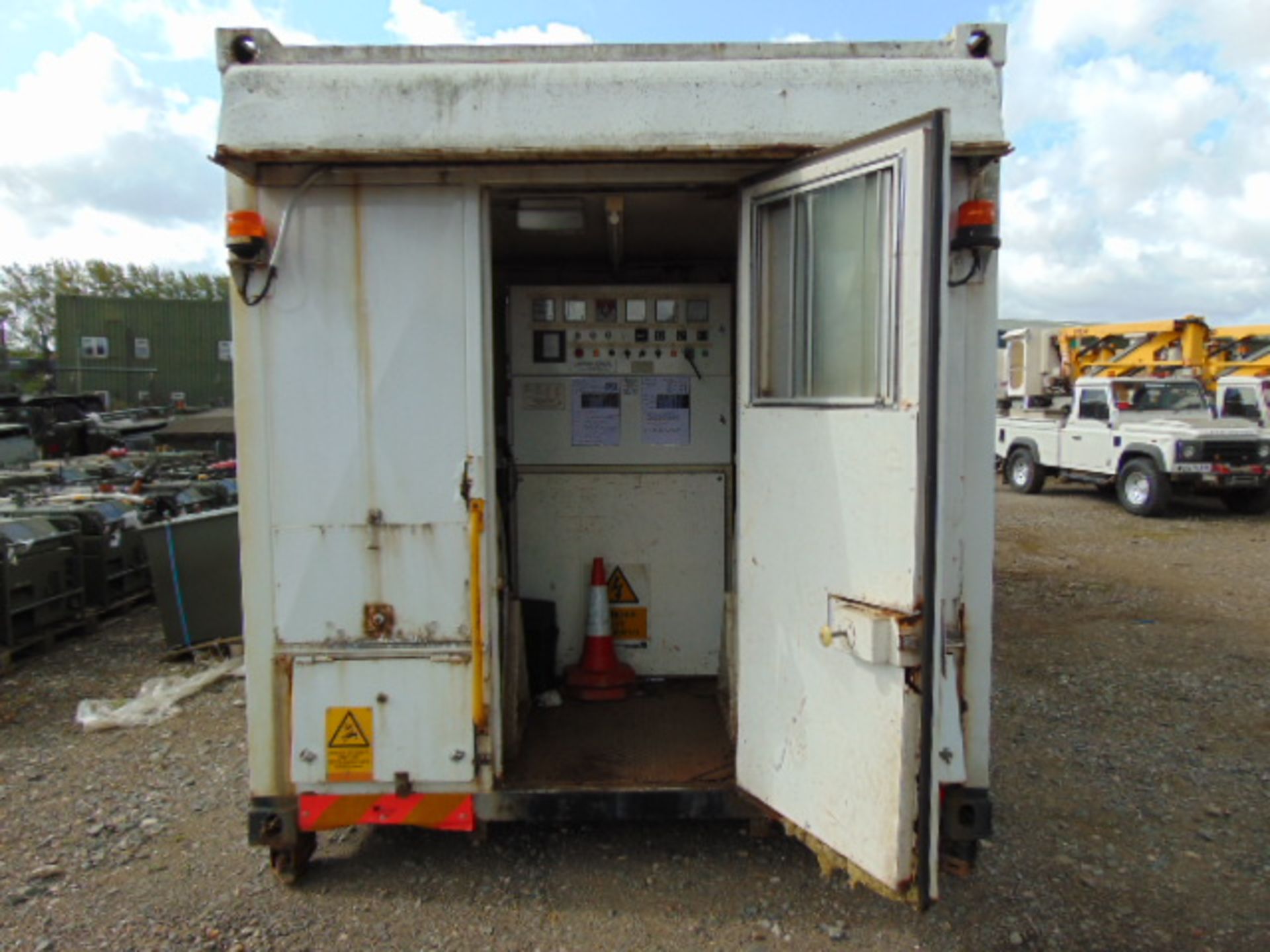 Newage Stamford 300KVA Perkins 2000 Series 3 Phase Containerised Diesel Generator - Image 8 of 26