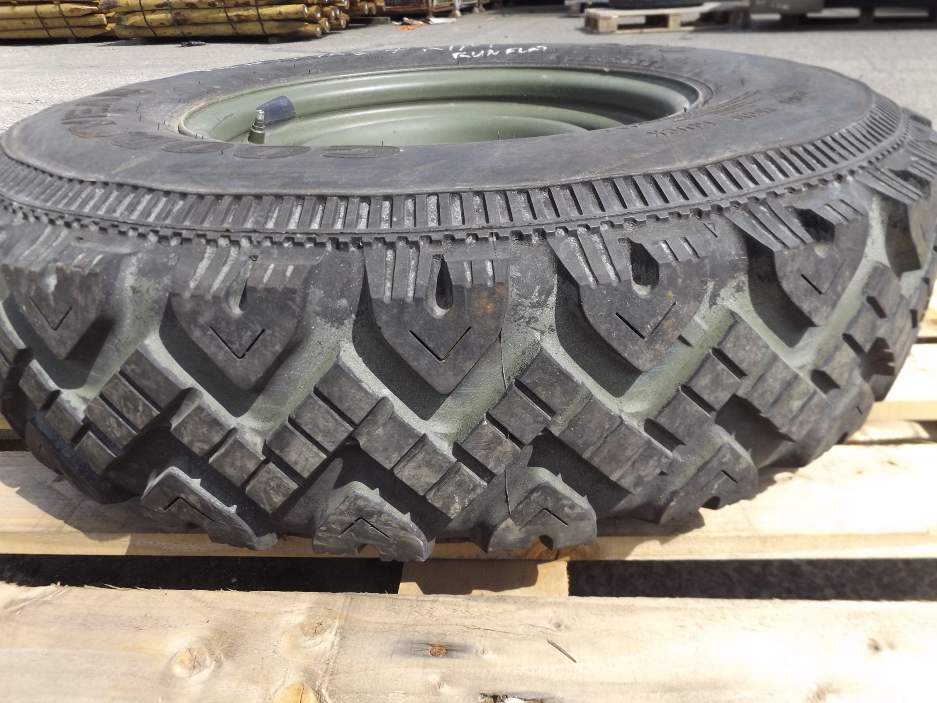 1 x Goodyear G90 7.50R 16C Tyre complete with Run Flat insert and Wolf Rim - Image 5 of 5