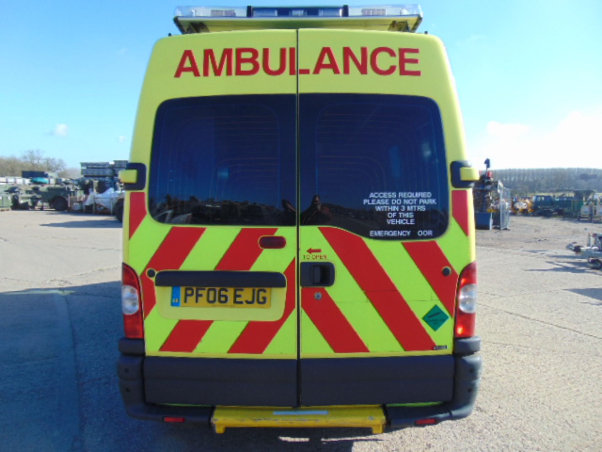 Renault Master 2.5 DCI ambulance - Image 7 of 15