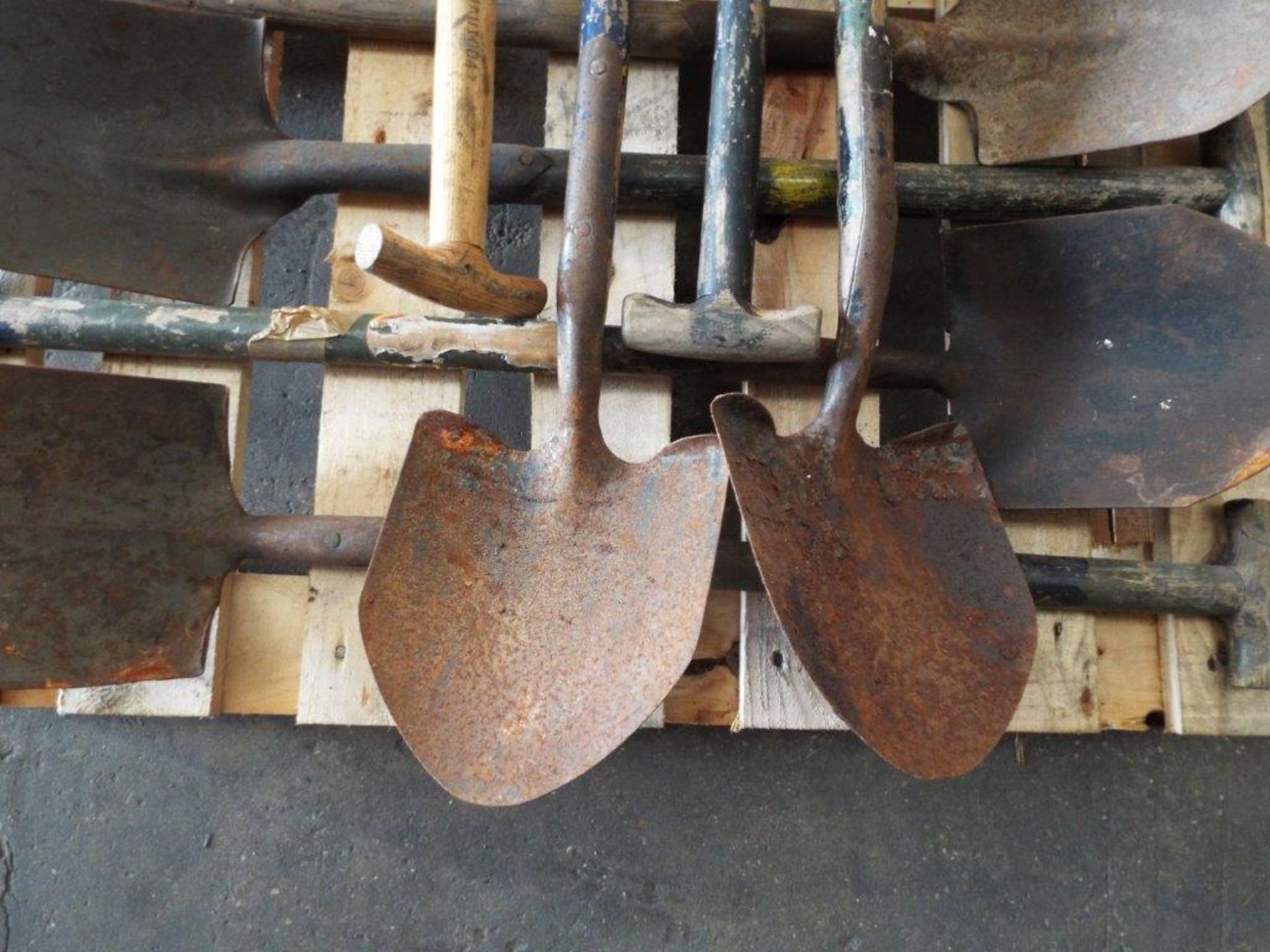 13 x T Handle Shovels - Image 6 of 7