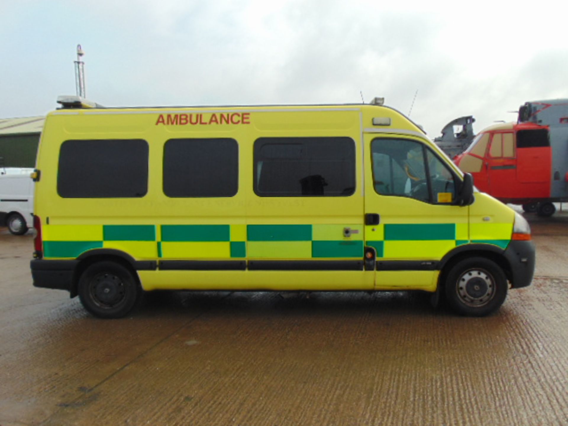 Renault Master 2.5 DCI ambulance - Image 5 of 16