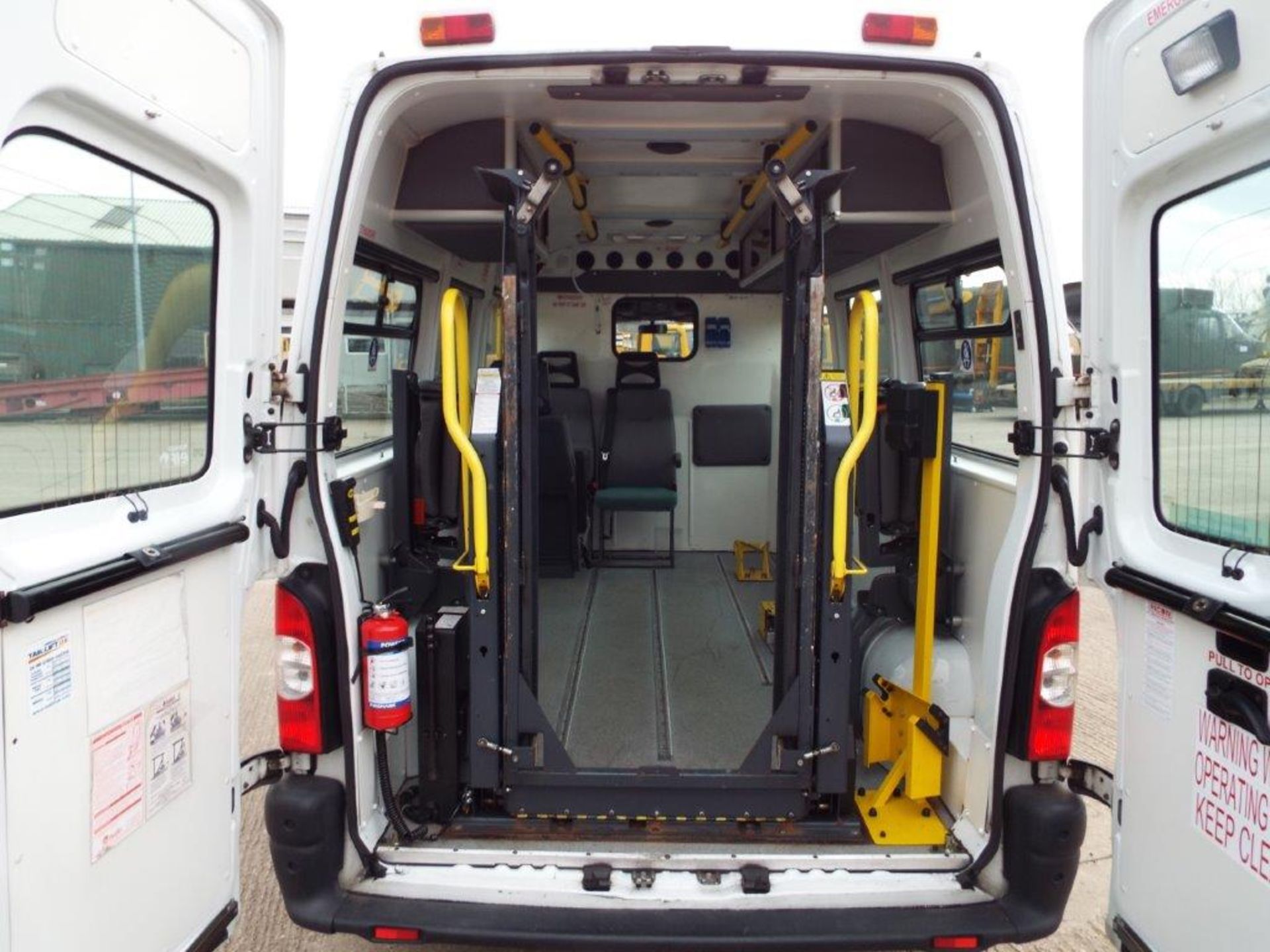 Renault Master 2.5 LM35 DCI Ambulance with Ricon 350KG Tail Lift - Image 17 of 31