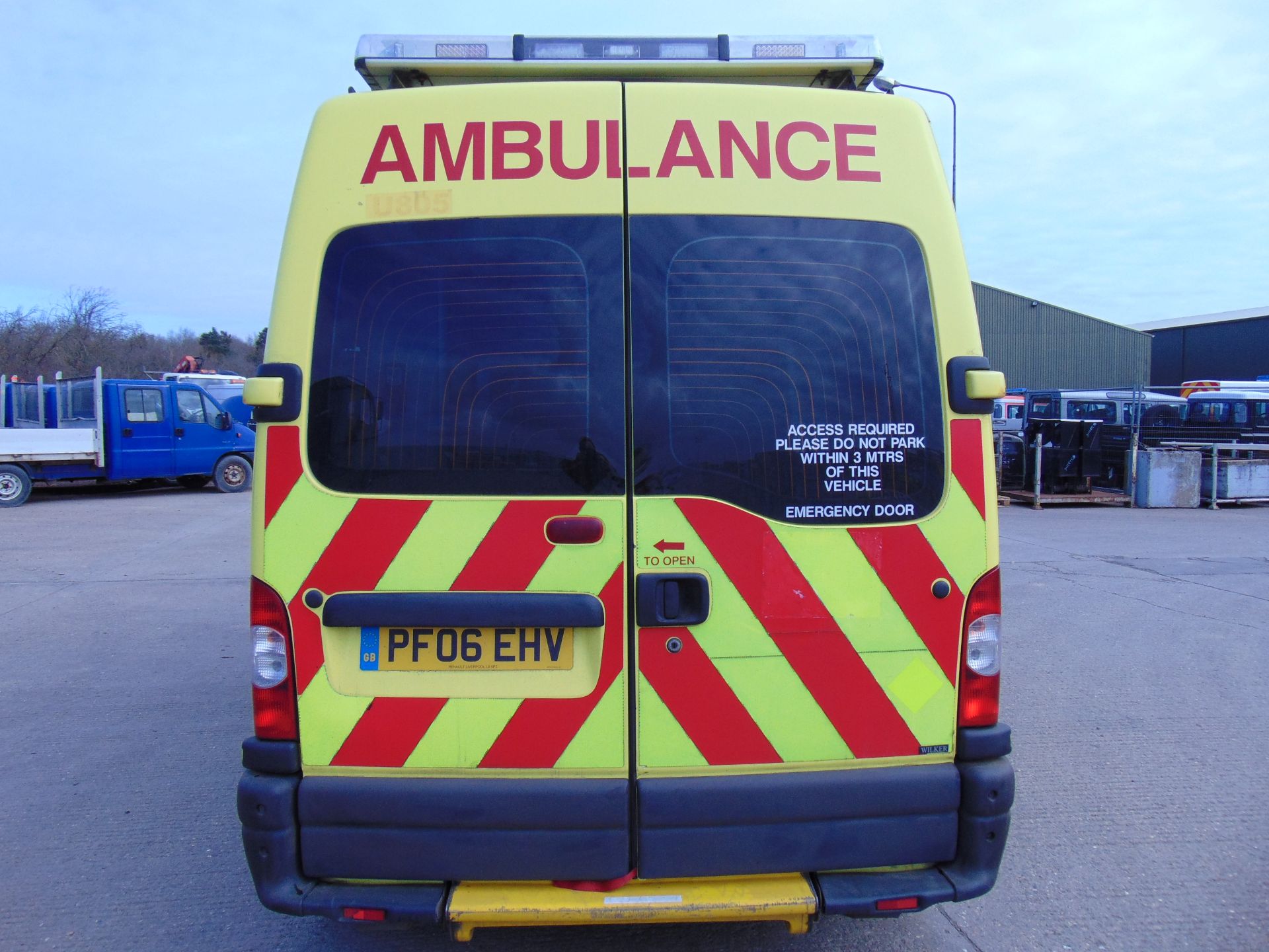 Renault Master 2.5 DCI ambulance - Image 7 of 18