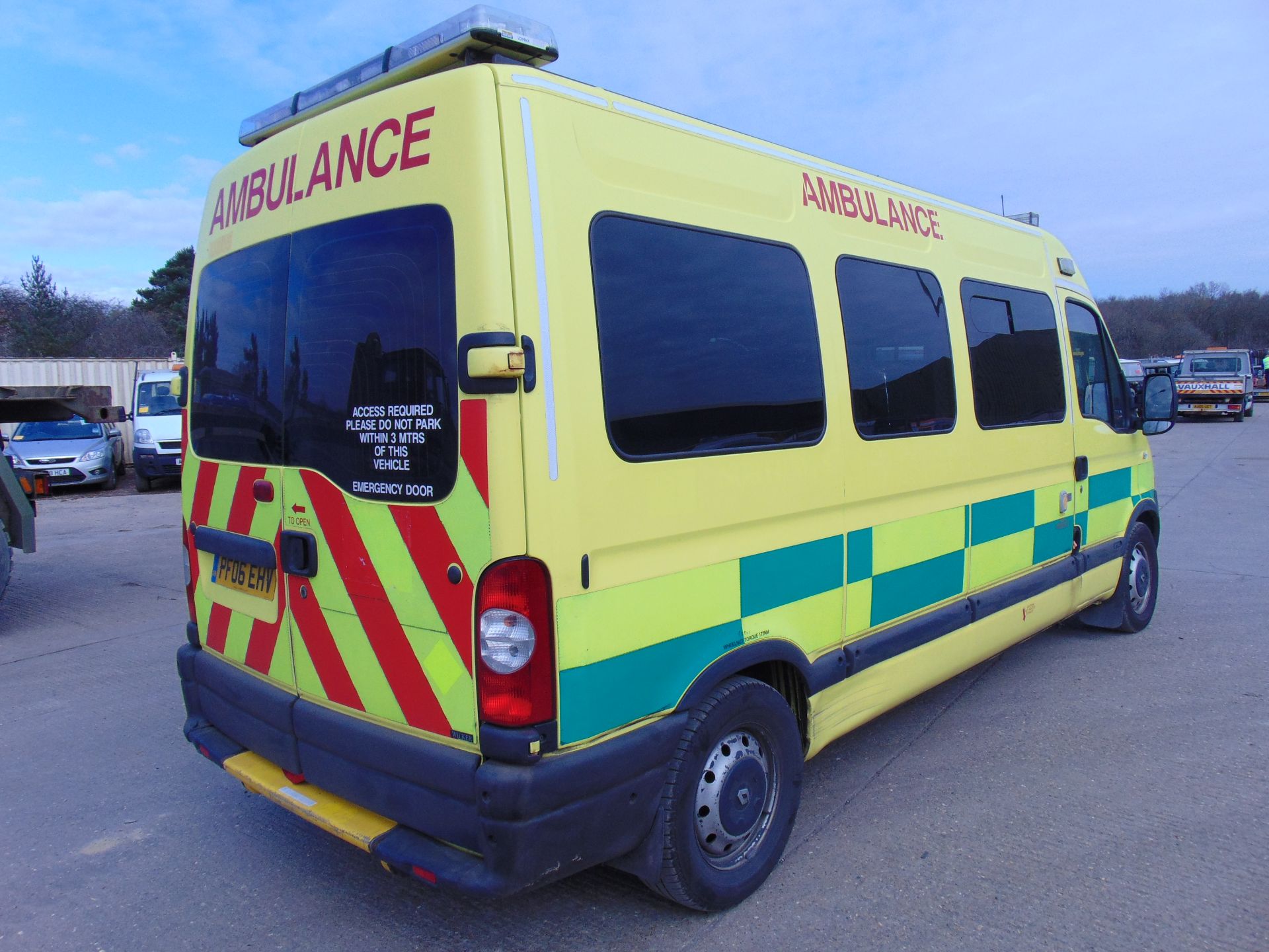 Renault Master 2.5 DCI ambulance - Image 8 of 18