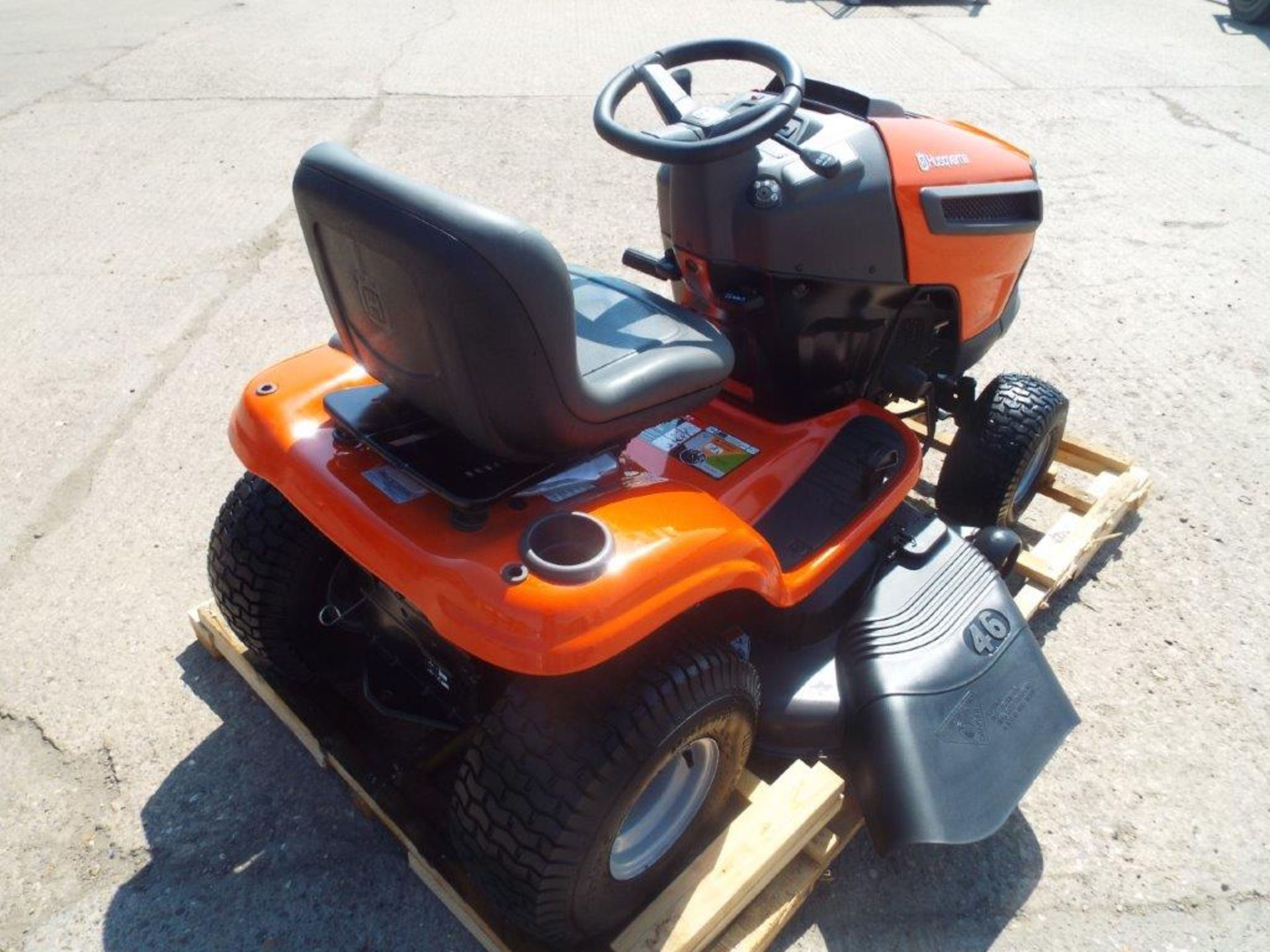 Husqvarna YTA22V46 22-HP V-twin Automatic 46-in Ride On Lawn Tractor - Bild 7 aus 25