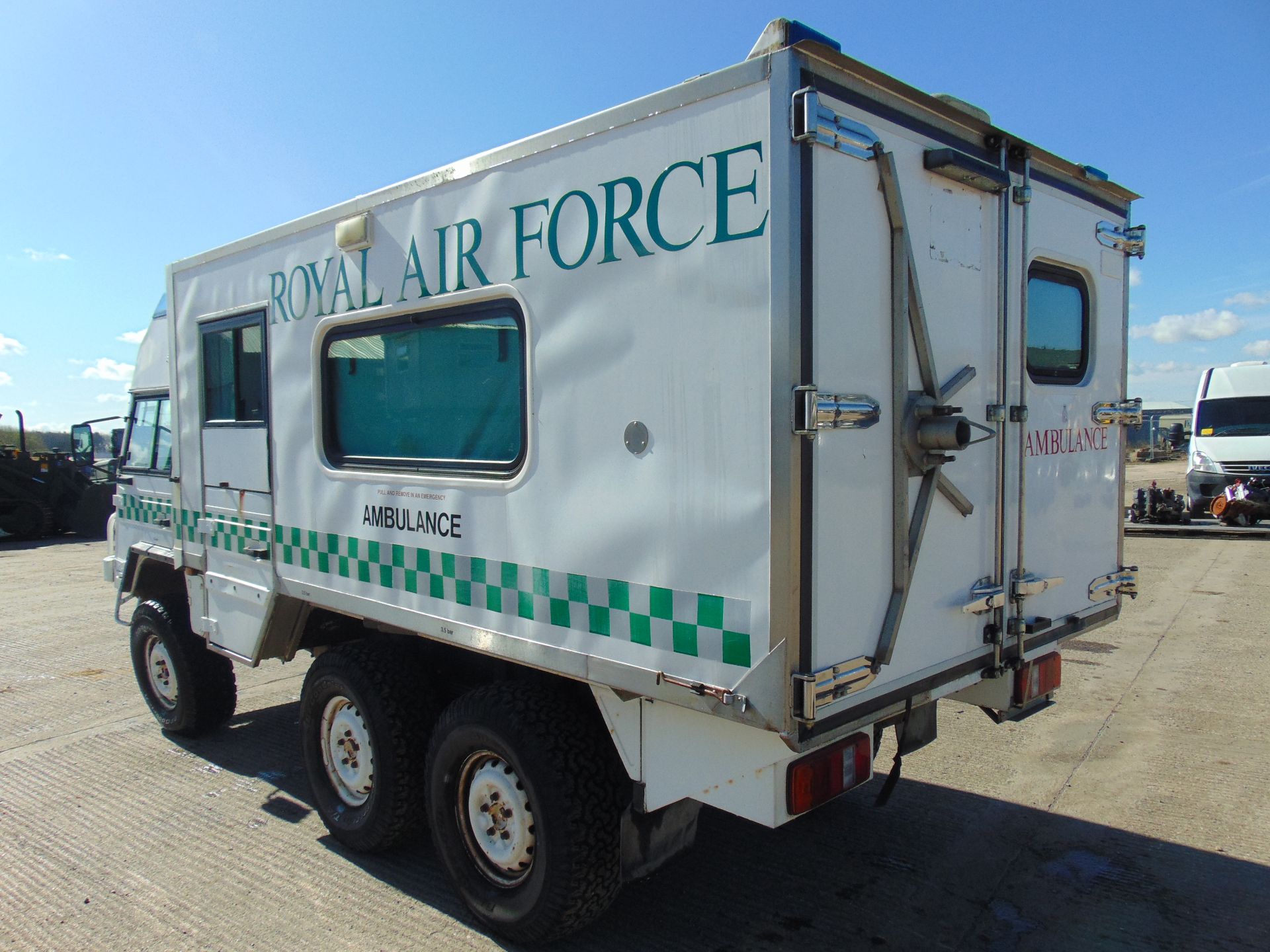 Military Specification Pinzgauer 718 6x6 Ambulance - Bild 6 aus 18