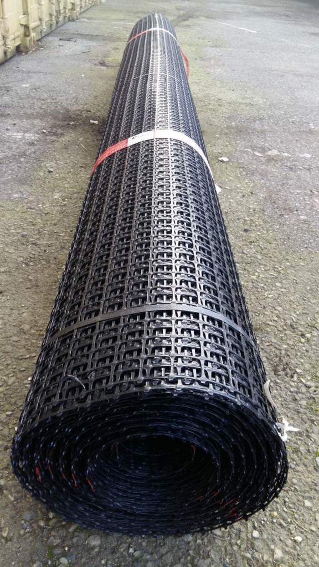 1 x UNISSUED Tensar SS20 Geogrid Ground Foundation Reinforcement Roll 4m x 75m - Image 2 of 7