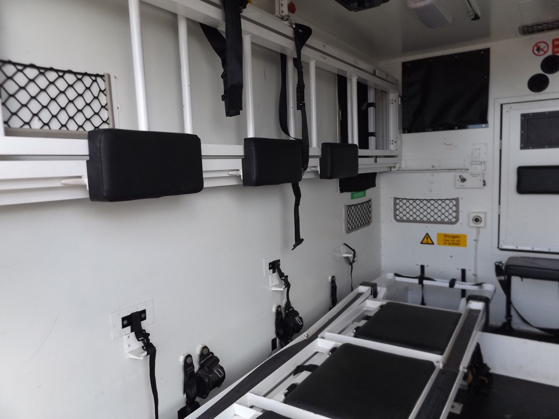 Military Specification Land Rover Wolf 130 ambulance - Bild 13 aus 18