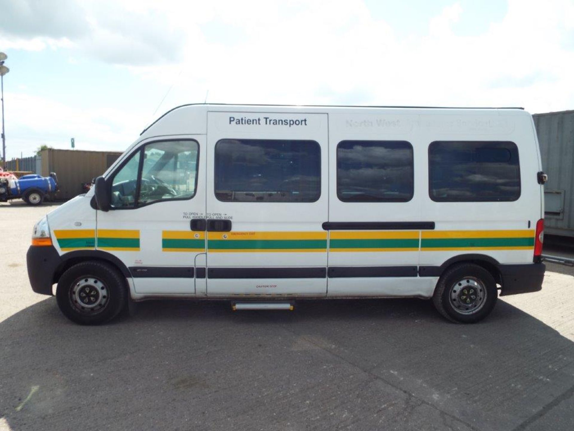 Renault Master 2.5 DCI Patient Transfer Bus with Ricon 350KG Tail Lift - Image 4 of 30