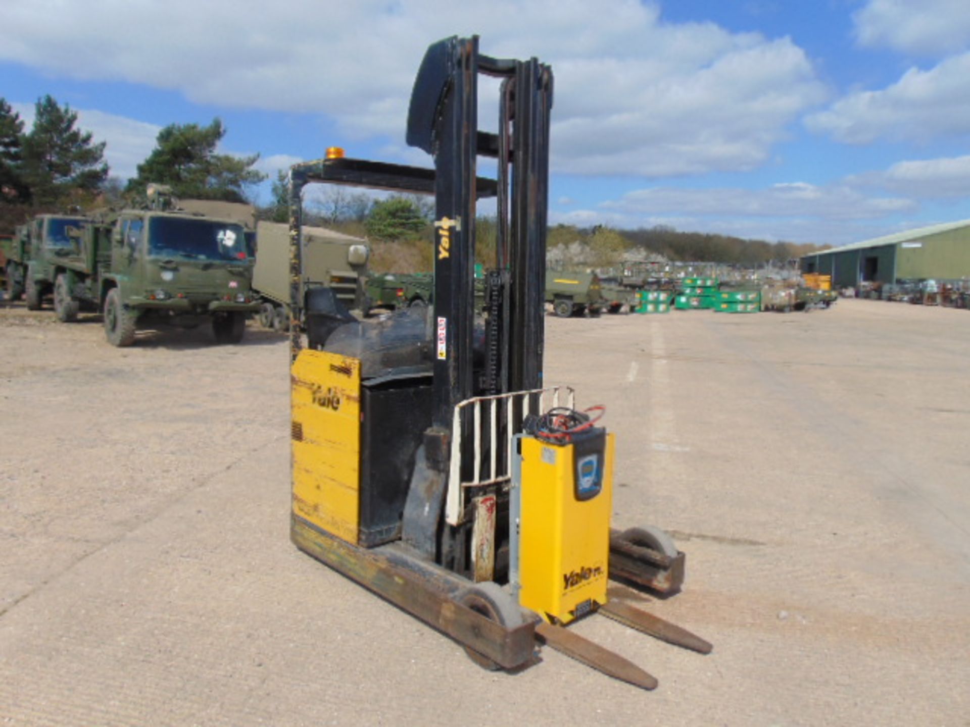 Yale MR16 Ride On Electric High Lift Reach Truck c/w Charger - Bild 2 aus 29