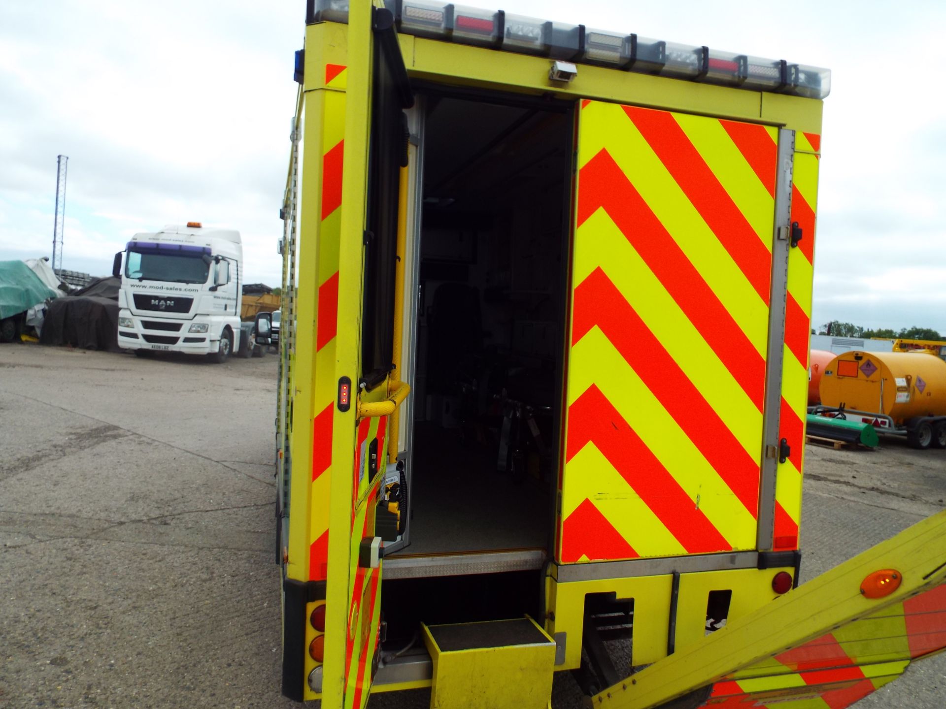 RHD Mercedes Sprinter 515 CDI Turbo Diesel Ambulance - Image 11 of 21