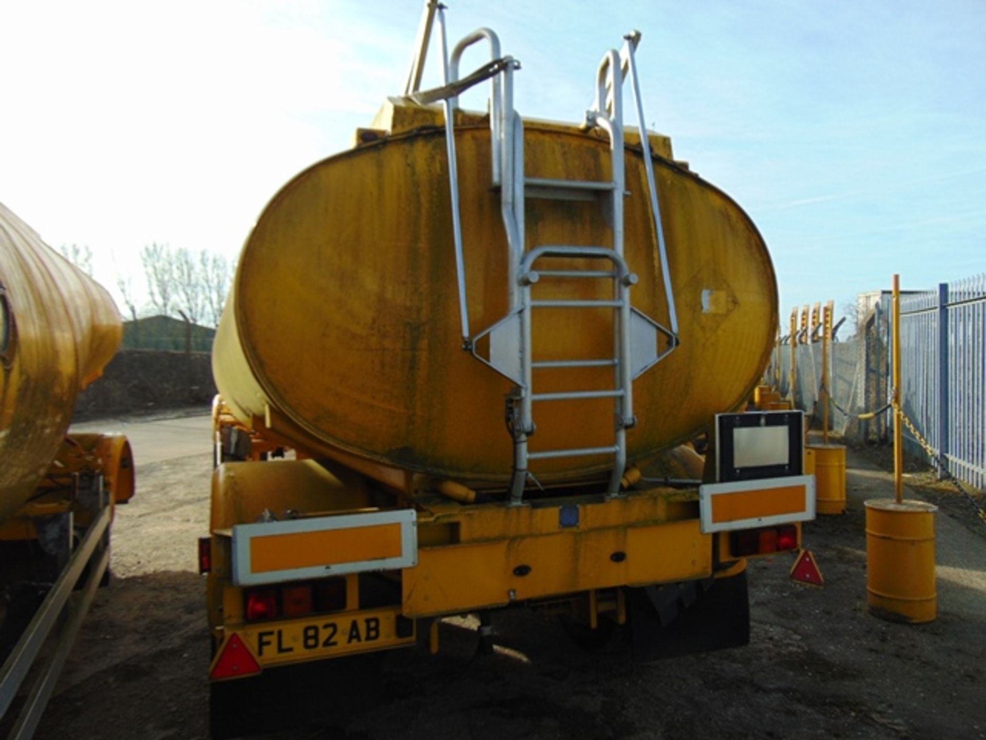 24000 Ltr Twin Axle Fluid Transfer Tanker Trailer - Image 4 of 8