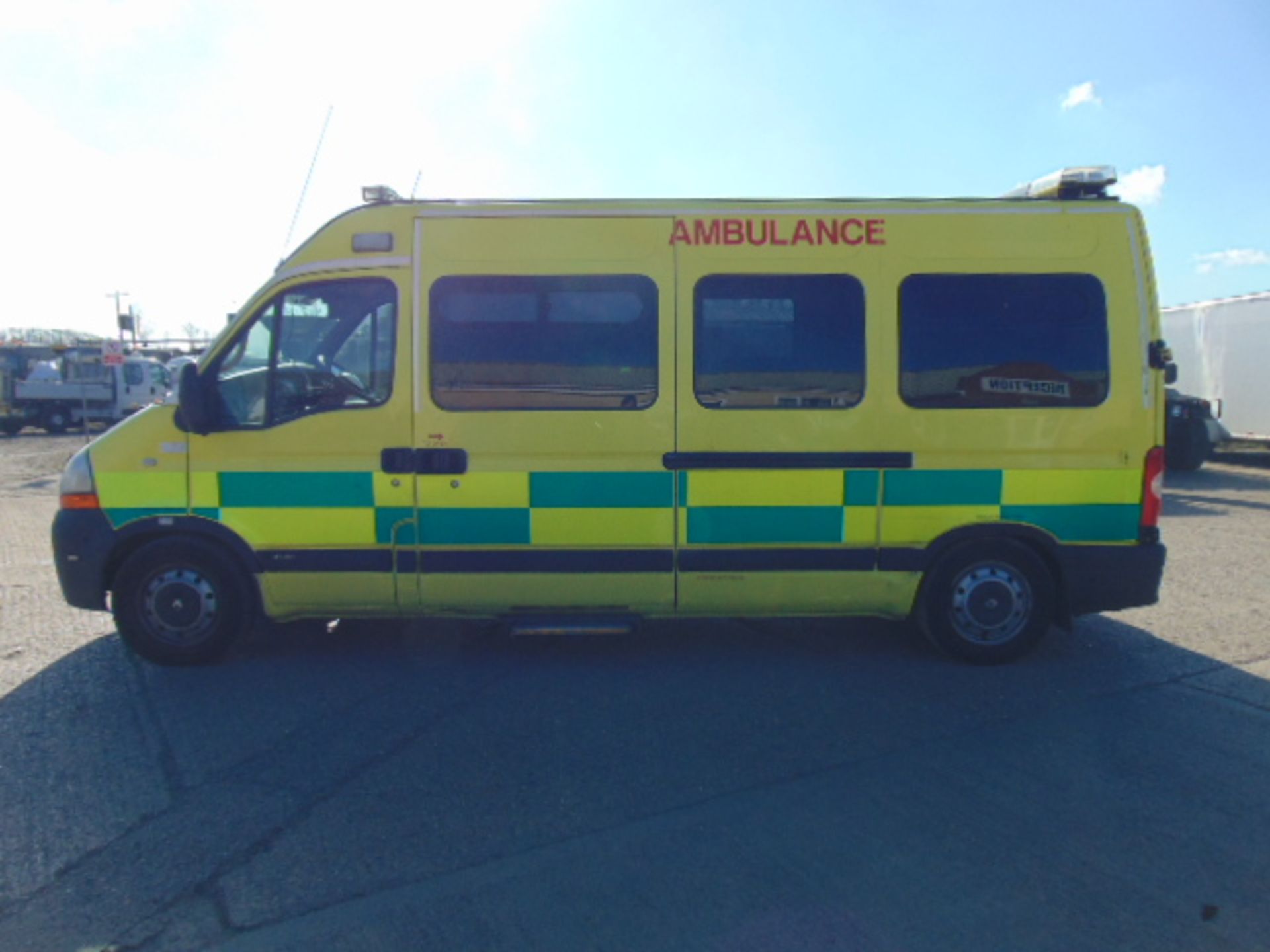 Renault Master 2.5 DCI ambulance - Image 4 of 15