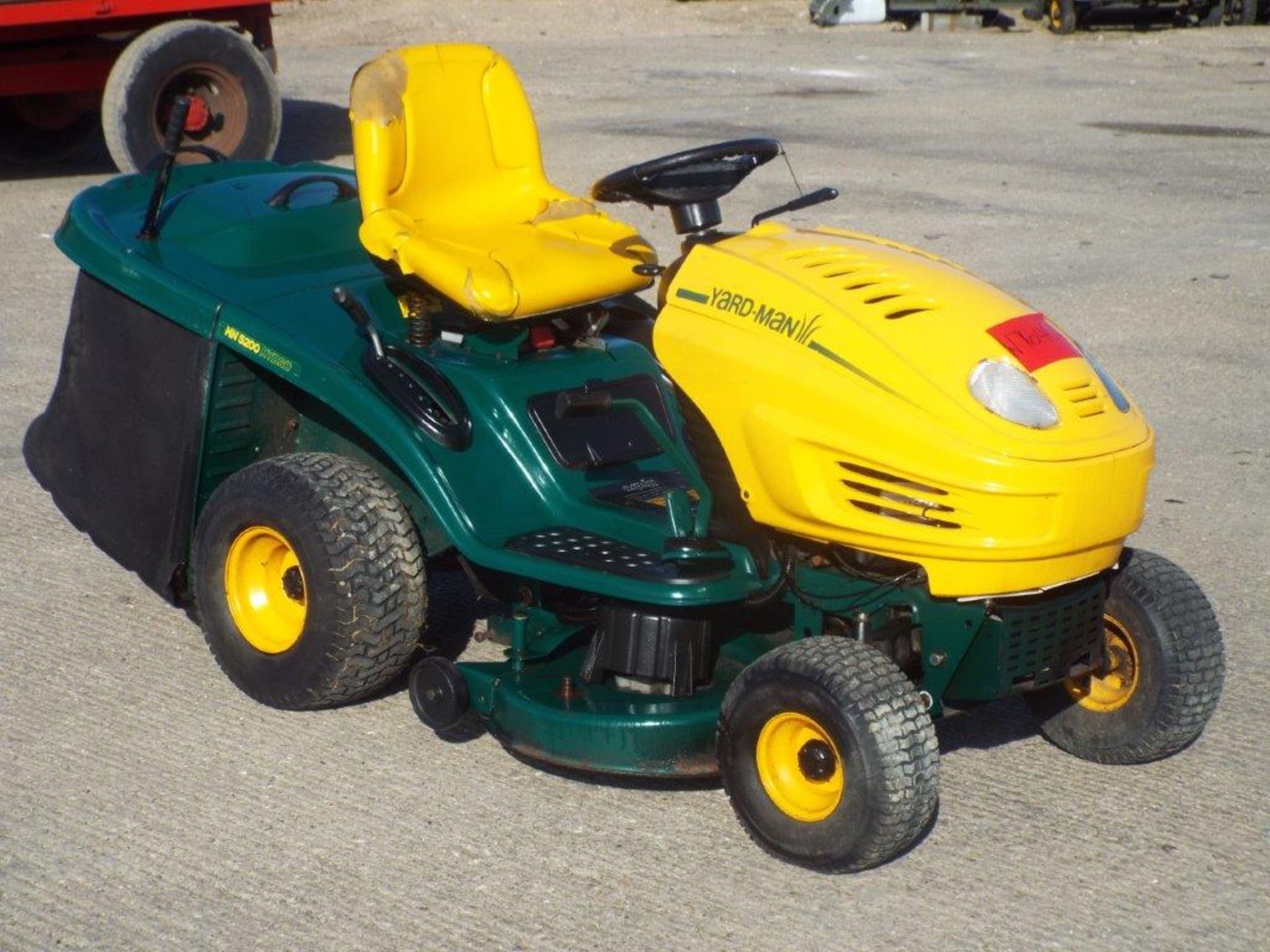 Yardman HN5200 Hydro Ride On Mower