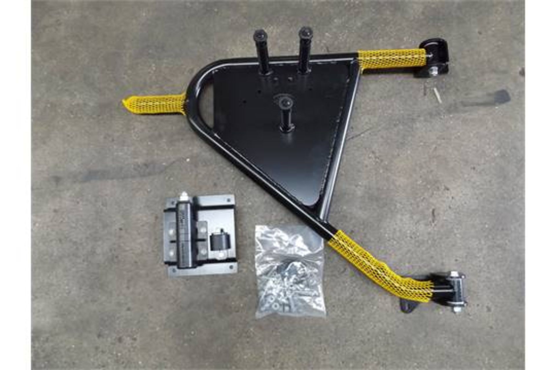 Approx 30 x Land Rover Defender Swing Out Spare Wheel Carrier Kits P/No VPLDR0129 - Bild 2 aus 11