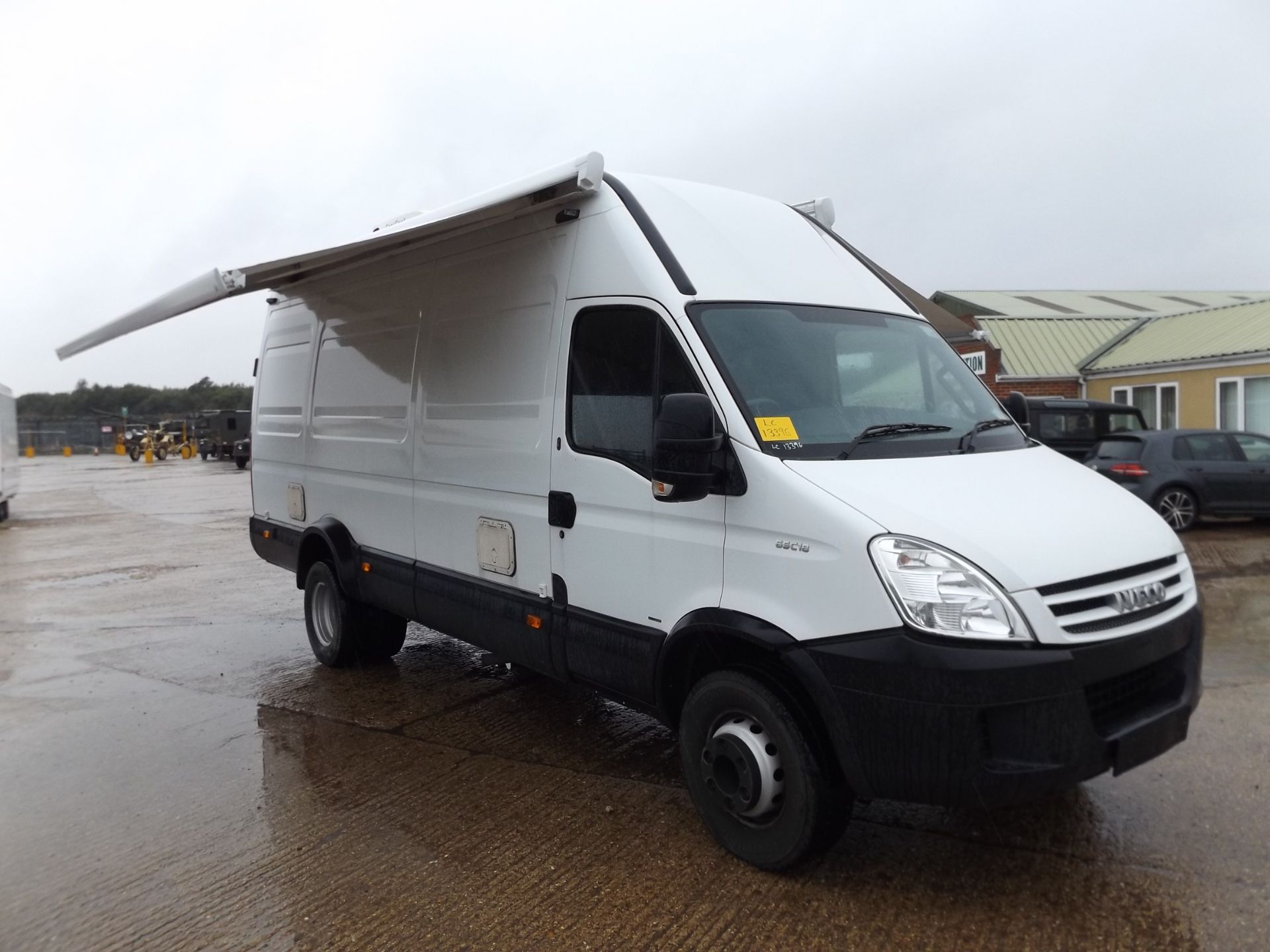 26,527km Iveco Daily 3.0HPT complete with twin Omnistor Safari Residence awnings and tail lift - Bild 26 aus 33