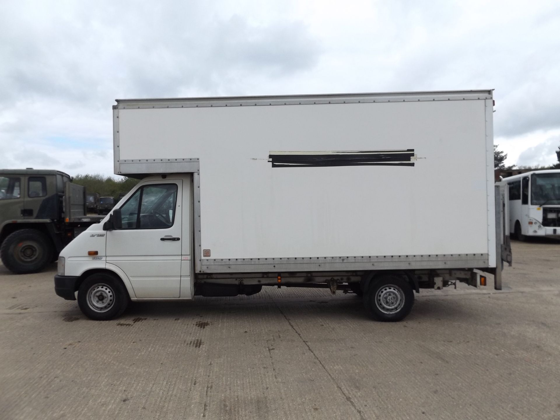 Volkswagen LT35 109 Luton Van complete with Tail Lift - Image 4 of 17