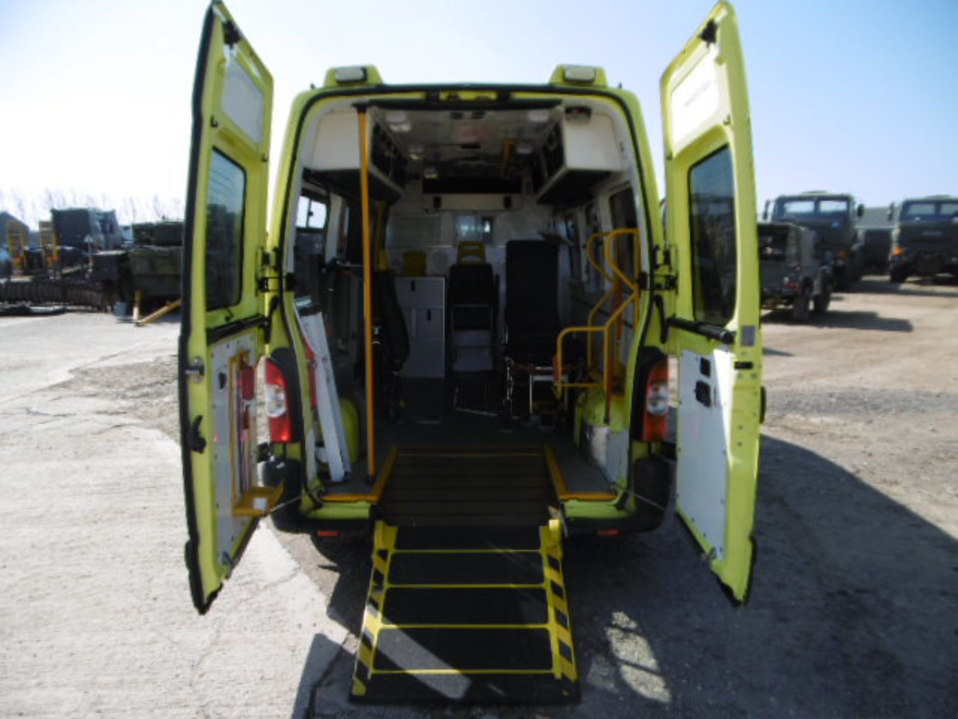 Renault Master 2.5 DCI ambulance - Bild 11 aus 19