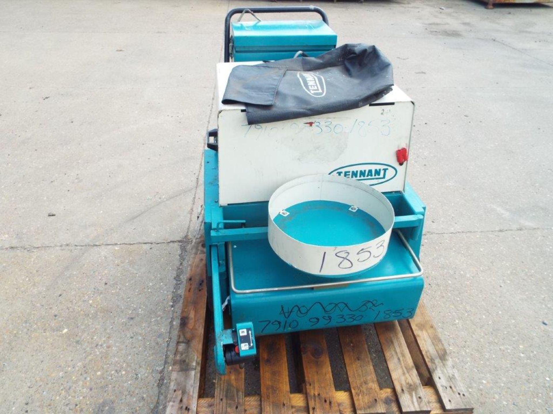 Tennant 42E Walk Behind Electric Sweeper - Image 5 of 13
