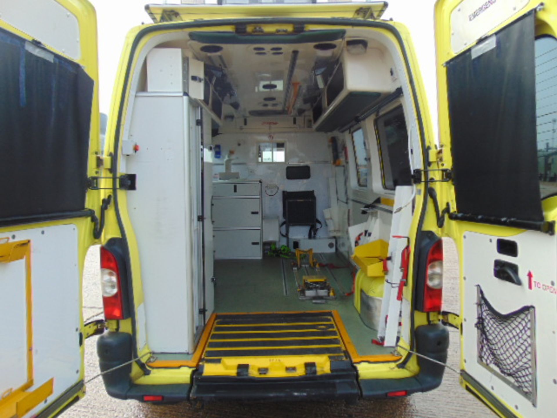 Renault Master 2.5 DCI ambulance - Image 13 of 16
